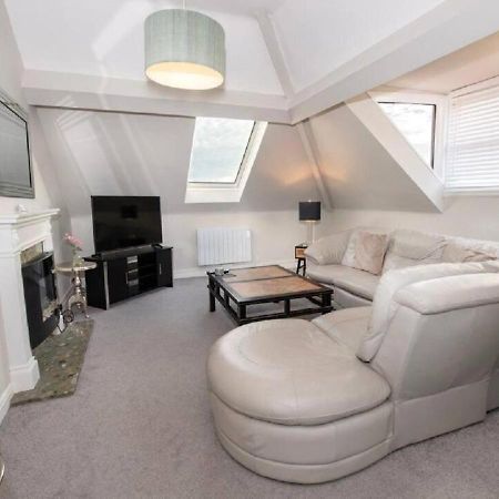 Sandmartin - Top Floor 3-Bed Apartment Sea Views & Parking Scarborough Exterior foto