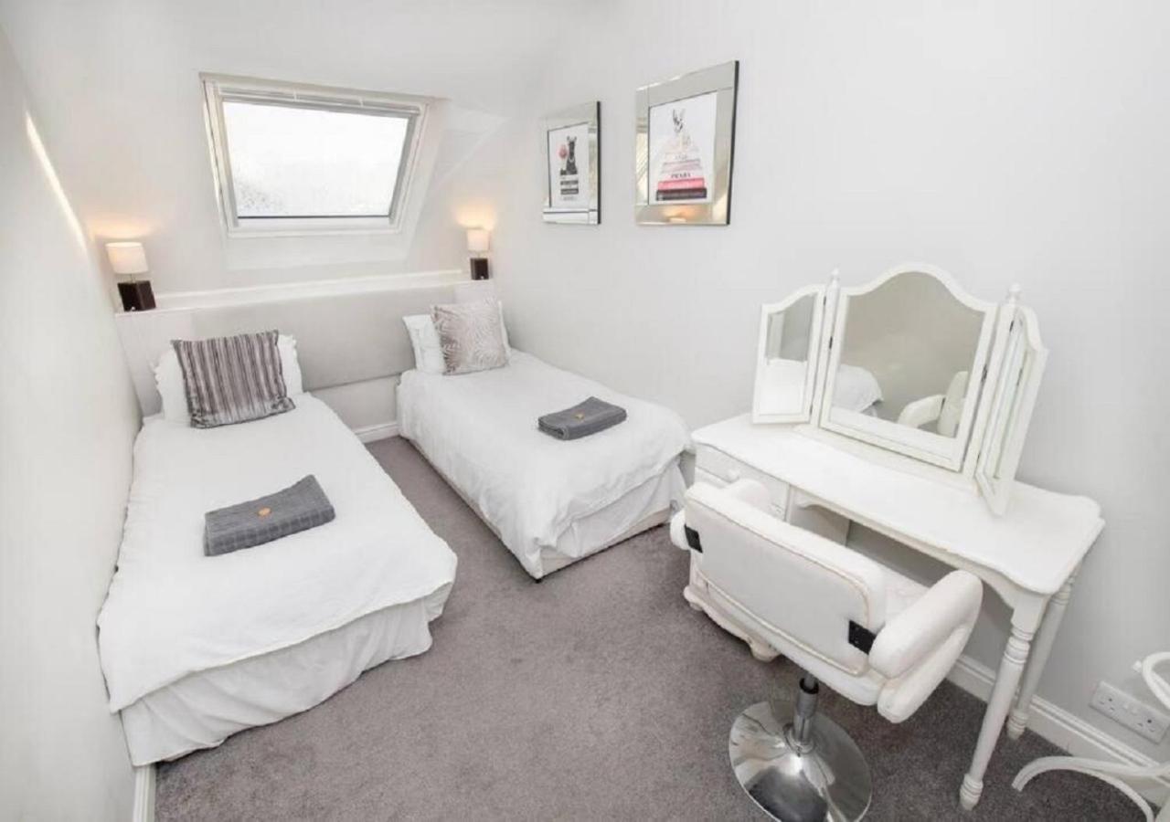 Sandmartin - Top Floor 3-Bed Apartment Sea Views & Parking Scarborough Exterior foto
