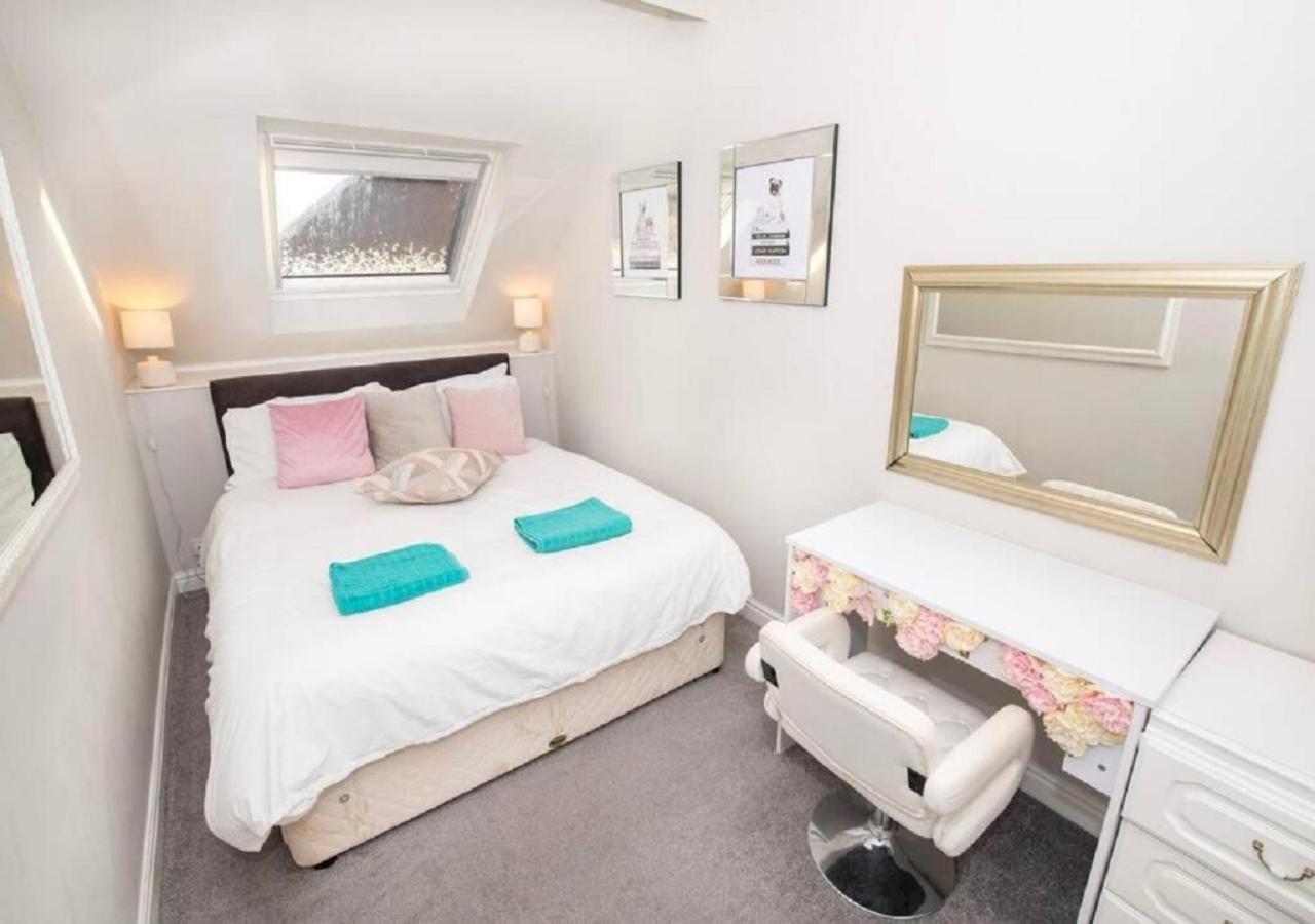 Sandmartin - Top Floor 3-Bed Apartment Sea Views & Parking Scarborough Exterior foto