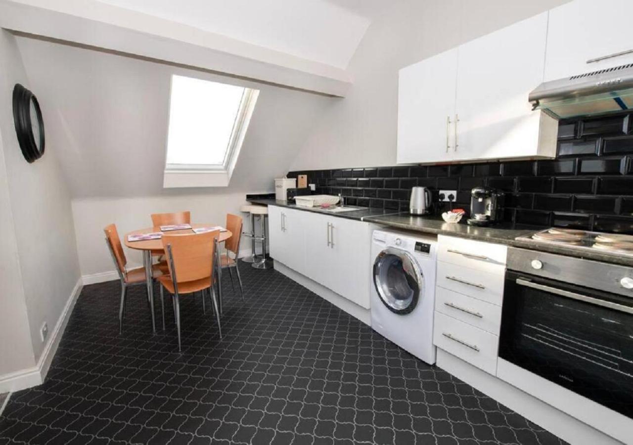 Sandmartin - Top Floor 3-Bed Apartment Sea Views & Parking Scarborough Exterior foto